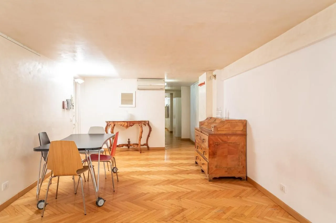 Entire Building With 4 Apartments Near The Colosseum Rome