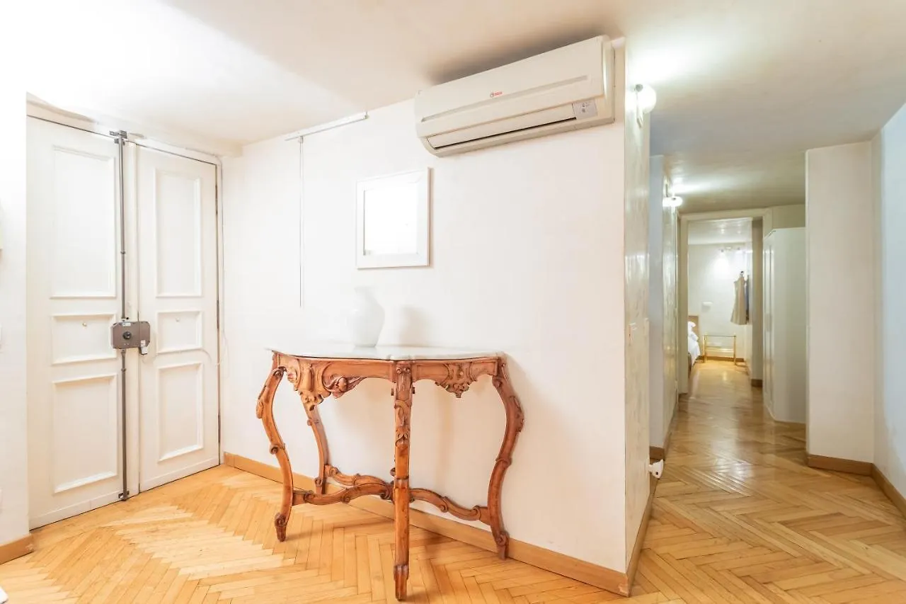 Entire Building With 4 Apartments Near The Colosseum Rome