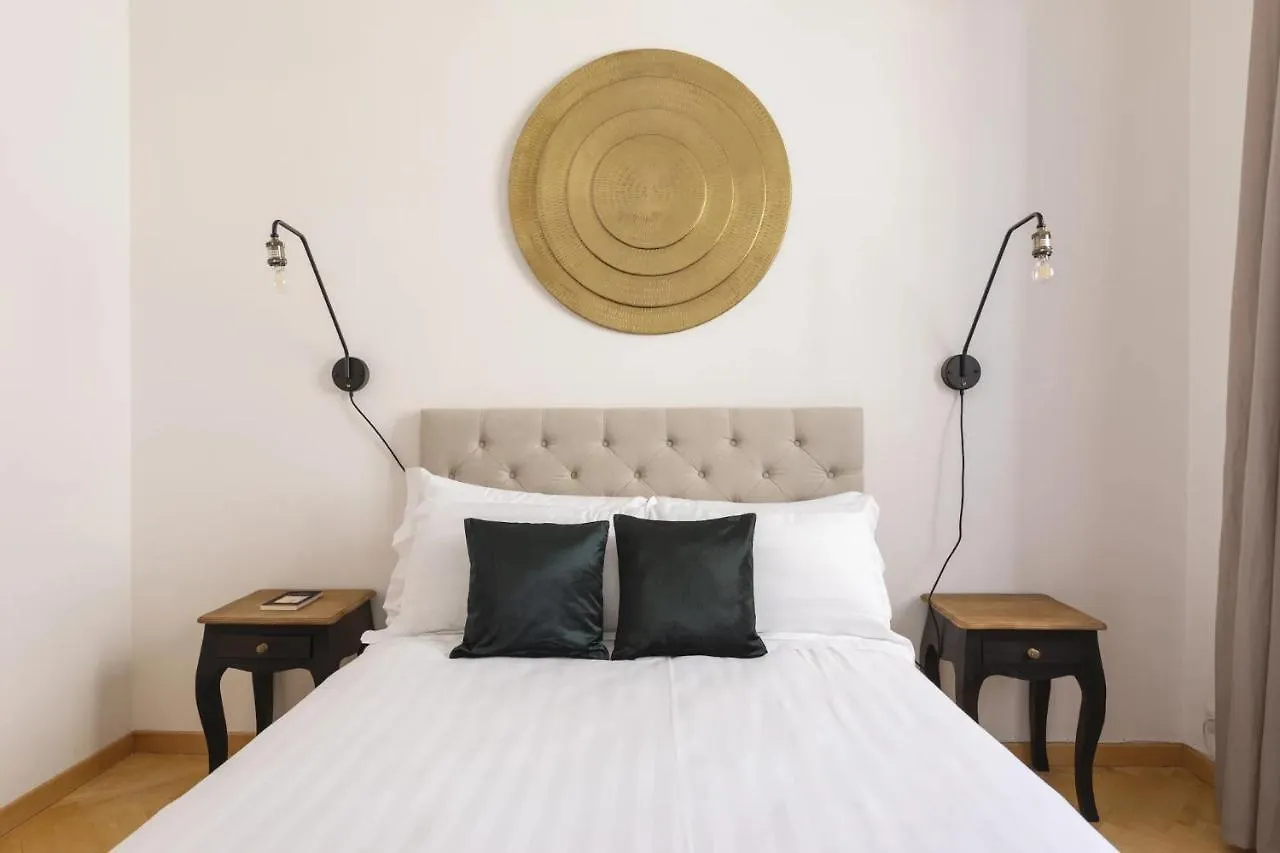 Entire Building With 4 Apartments Near The Colosseum Рим