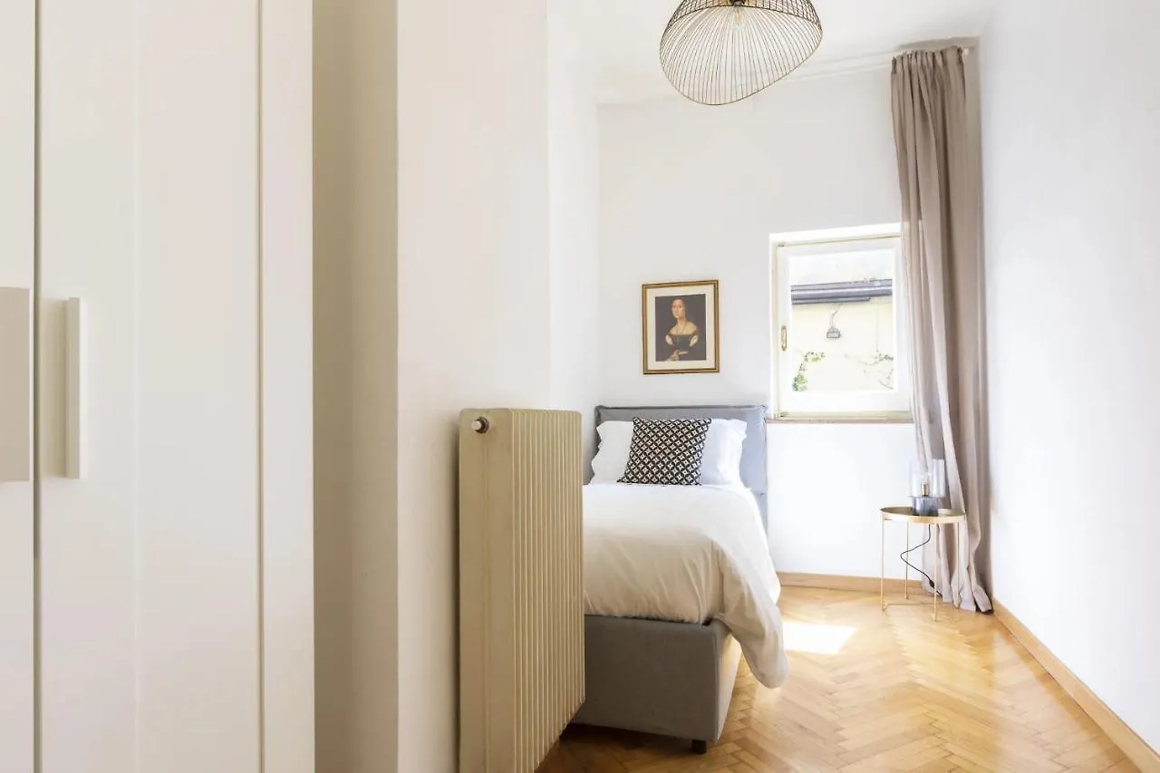 Entire Building With 4 Apartments Near The Colosseum Rzym