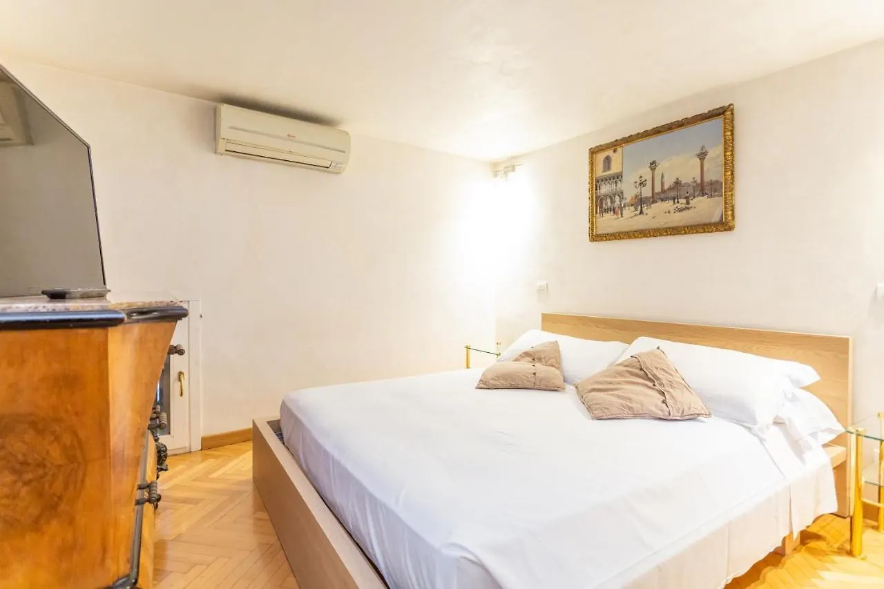 Entire Building With 4 Apartments Near The Colosseum Rzym