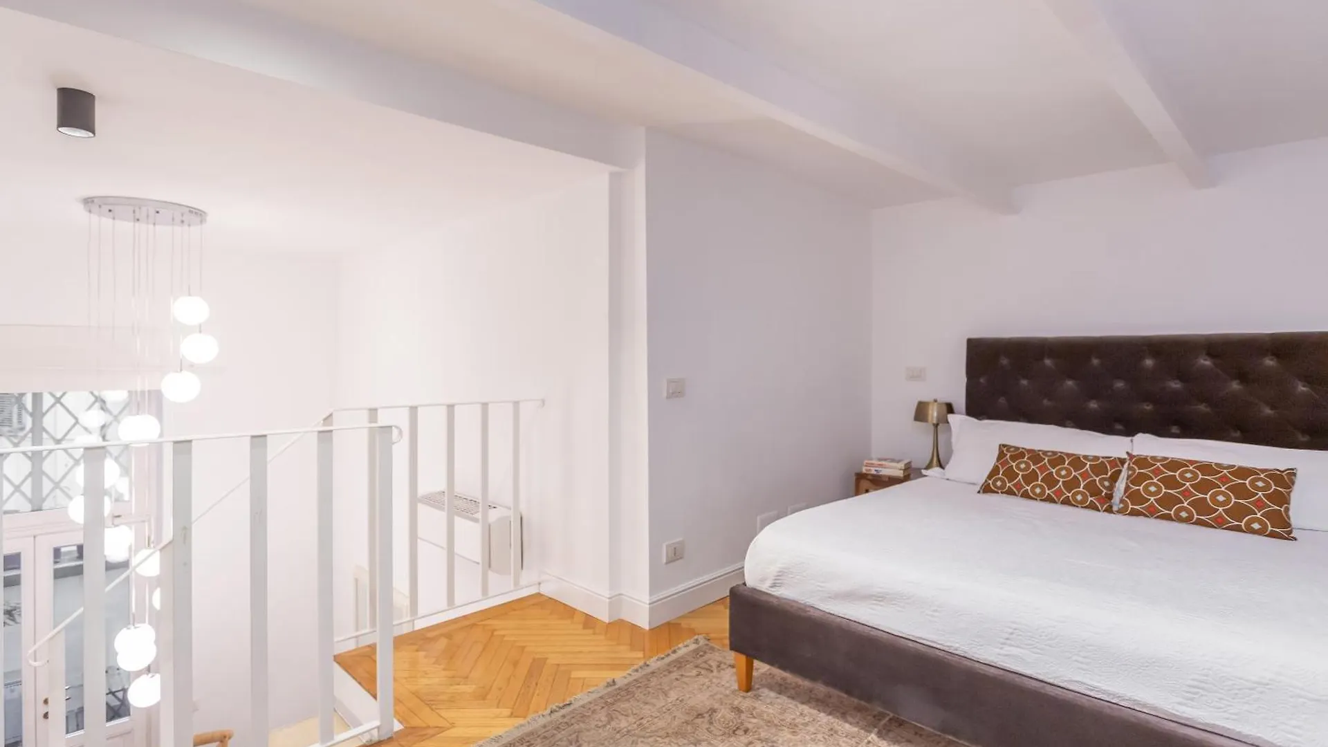 Entire Building With 4 Apartments Near The Colosseum Rzym