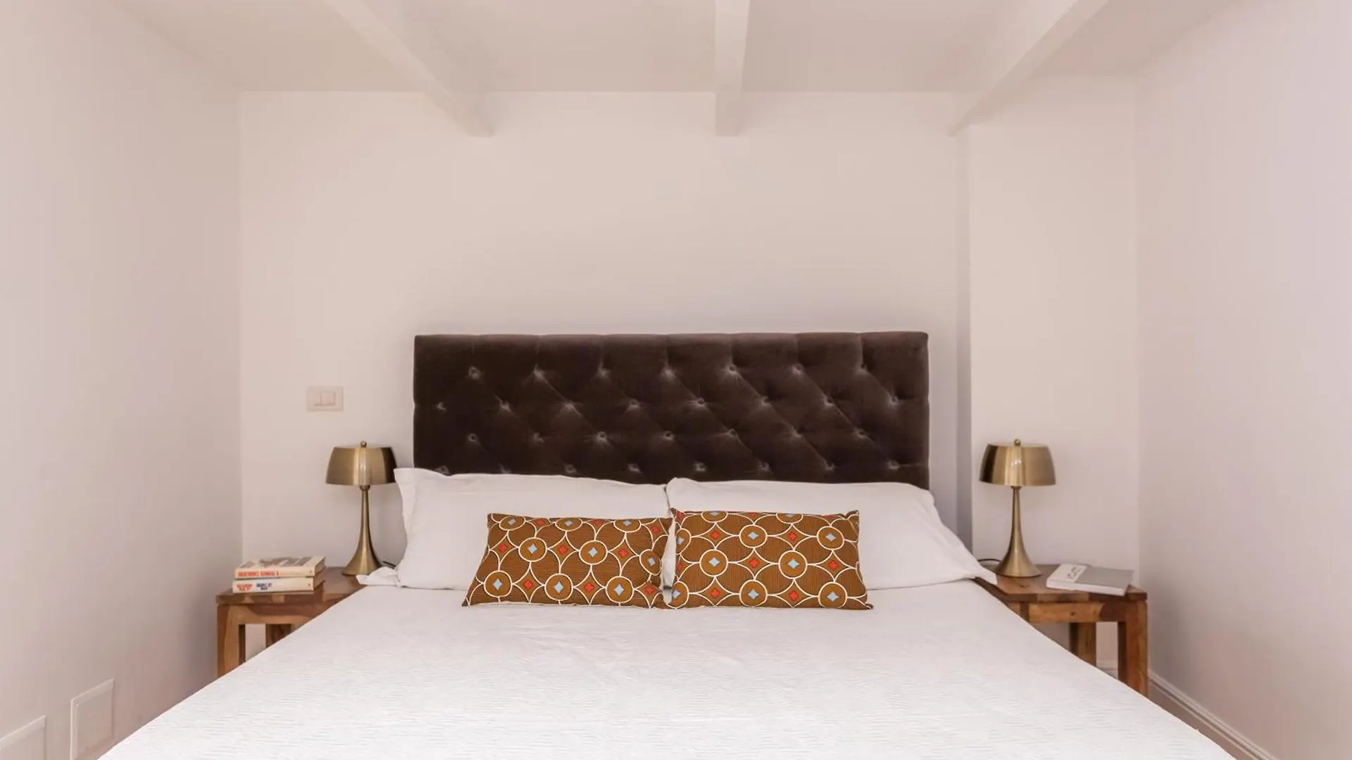 Entire Building With 4 Apartments Near The Colosseum Rzym