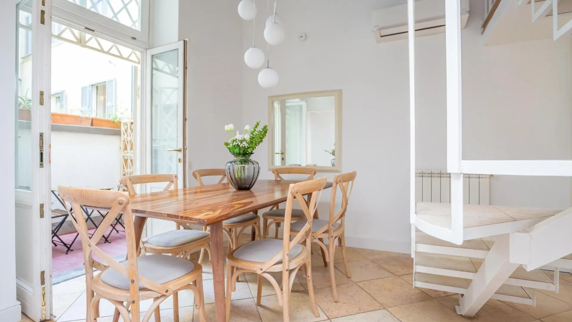 Entire Building With 4 Apartments Near The Colosseum Rzym
