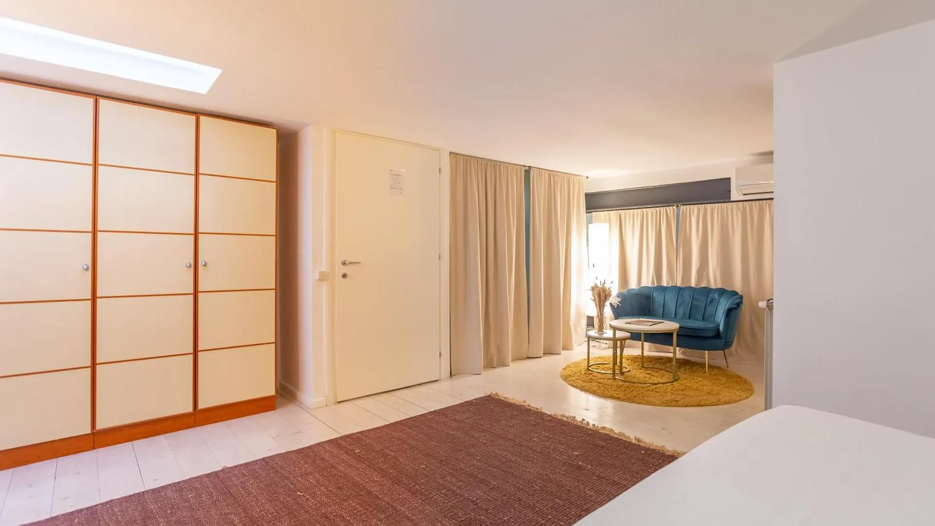 Entire Building With 4 Apartments Near The Colosseum Rzym
